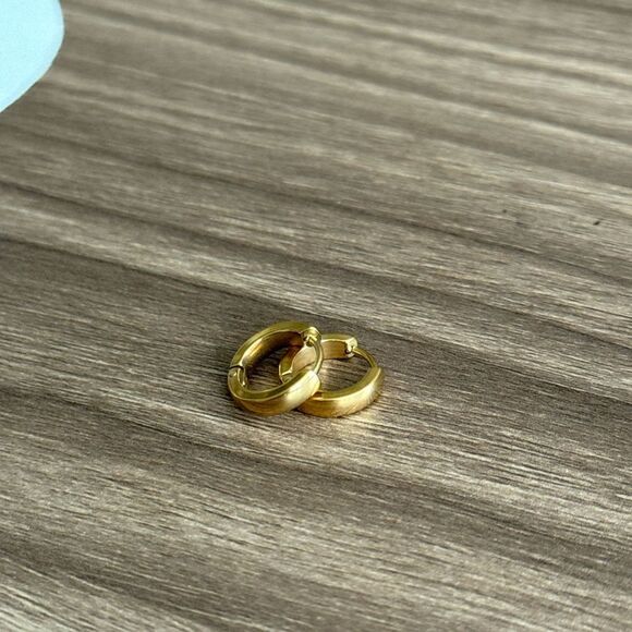 Gold Hoop Earrings Q544 - Picture 4 of 5